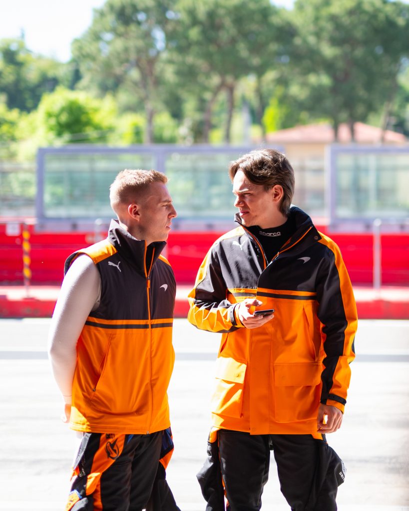 Dean MacDonald e Riccardo Cazzaniga in pit lane a Imola