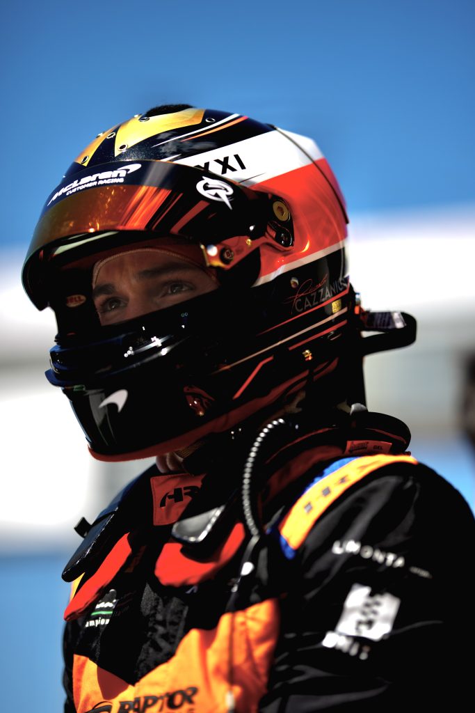 Riccardo Cazzaniga con il casco prima di scendere in pista al Mugello, GT Italiano Sprint 2026