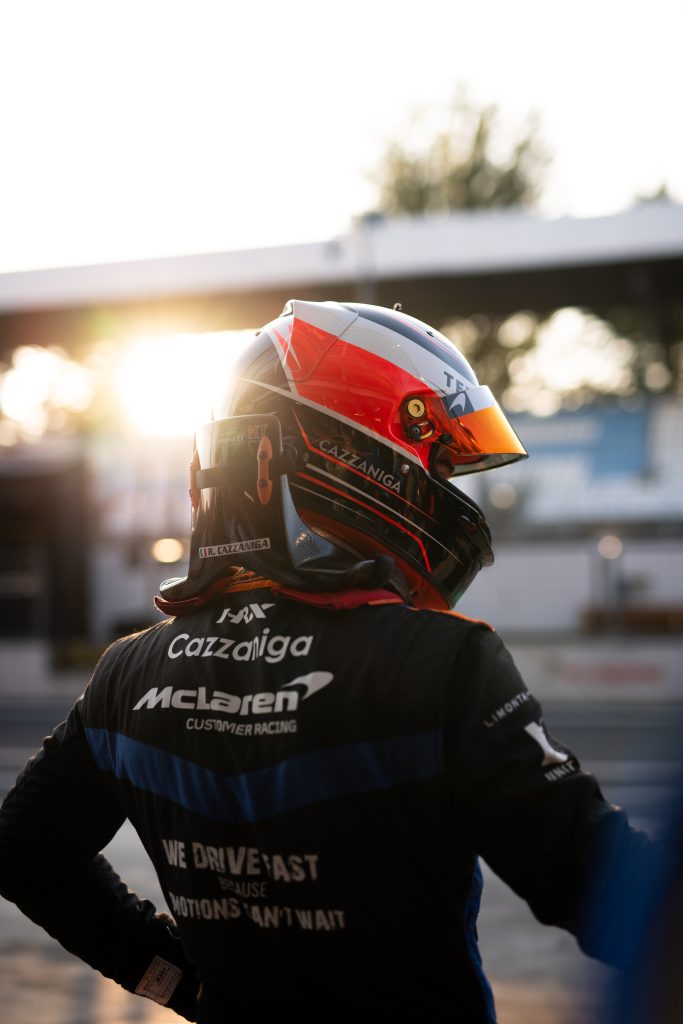 Riccardo Cazzaniga di spalle con casco e tuta McLaren ai box di Monza, GT Italiano Sprint 2026