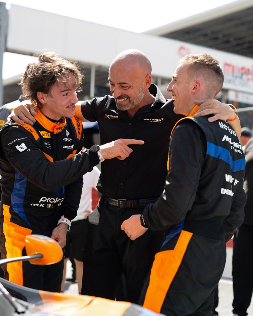Festa con il team Raptor Engineering dopo il secondo posto in Gara 1 al Mugello