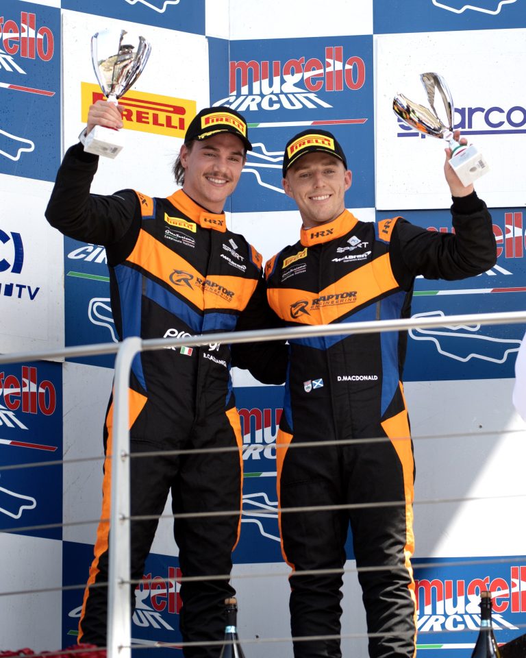 Riccardo Cazzaniga e Dean MacDonald con i trofei sul podio di Gara 1 del GT Italiano Sprint 2026 al Mugello