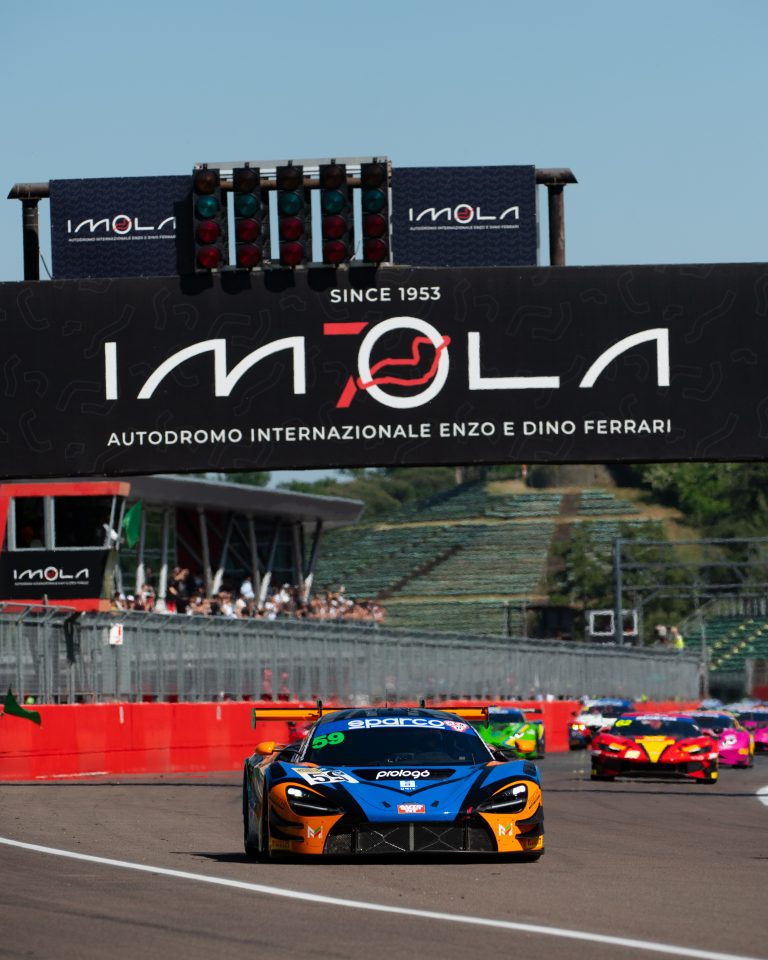 La McLaren 720S GT3 Evo #59 di Riccardo Cazzaniga alla partenza del GT Italiano Sprint 2026 a Imola