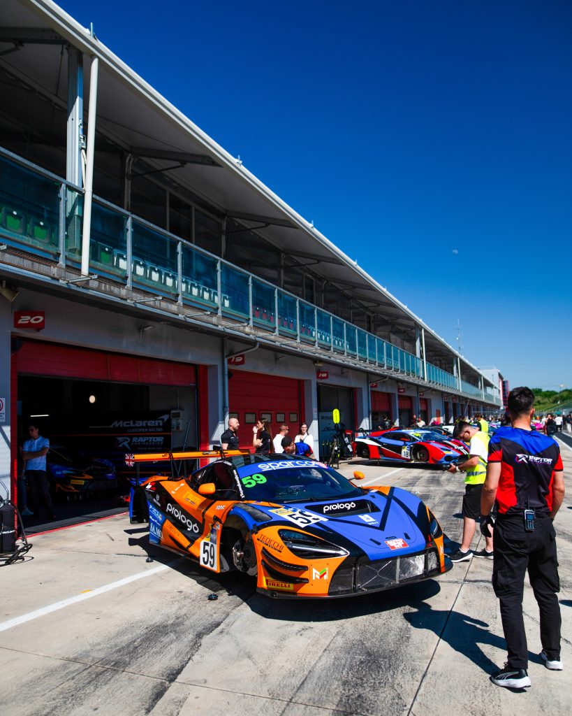 La McLaren 720S GT3 Evo #59 di Raptor Engineering in pit lane davanti al box a Imola