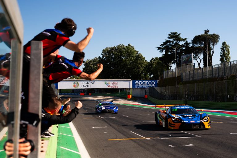 Il team Raptor Engineering festeggia sul muretto box mentre la McLaren 720S GT3 Evo #59 di Riccardo Cazzaniga taglia il traguardo da vincitrice di Gara 1 a Vallelunga