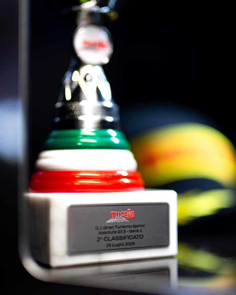 Il trofeo del secondo posto in Gara 1 del Campionato Italiano GT Sprint 2026 al Mugello