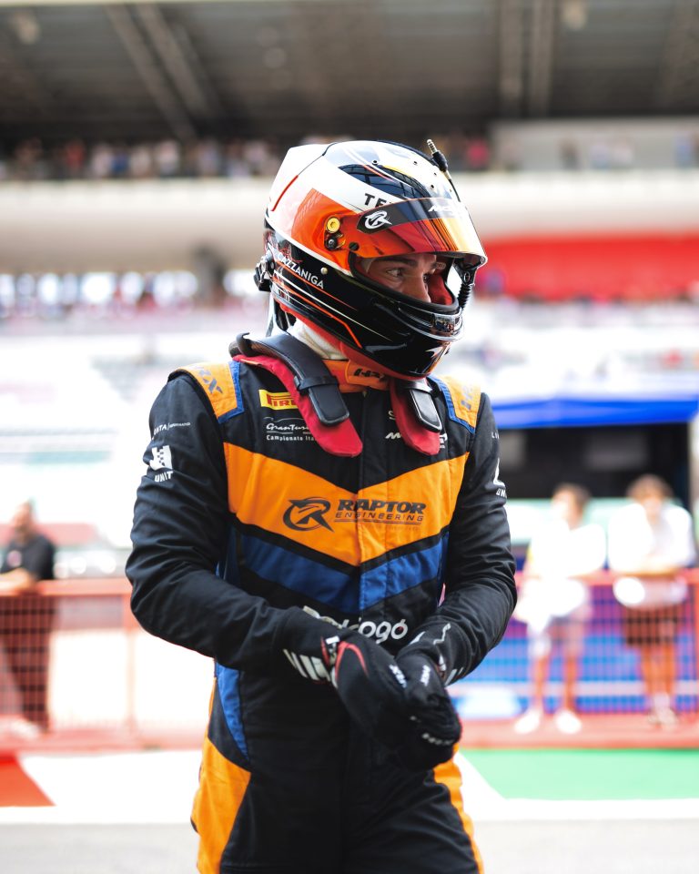Riccardo Cazzaniga con casco e tuta Raptor Engineering in pit lane a Imola, GT Italiano Endurance 2026