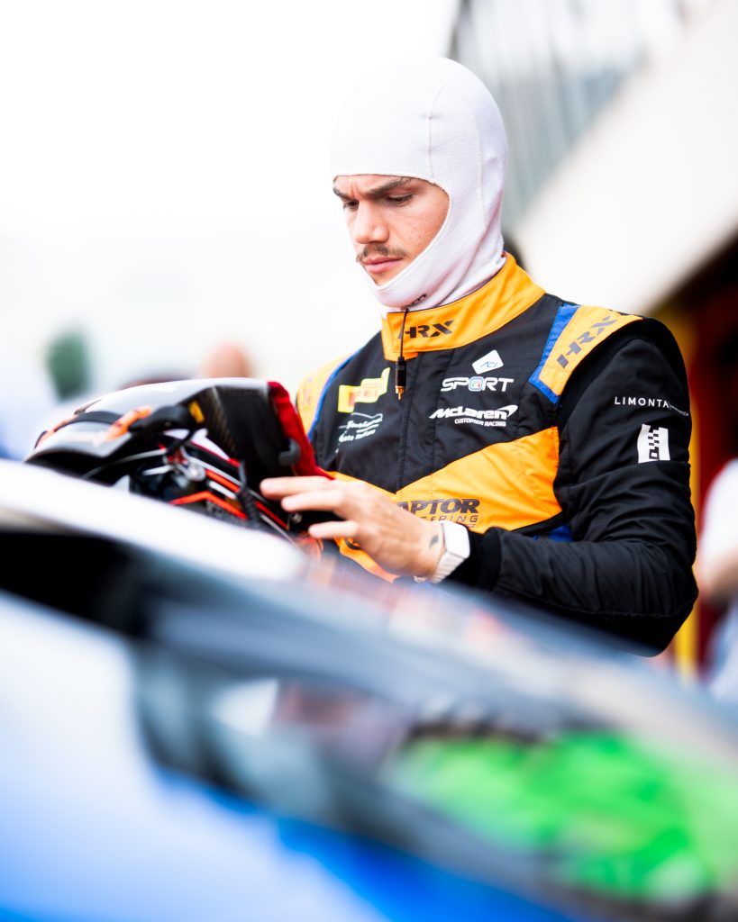 Pilota Raptor Engineering si prepara a salire sulla McLaren 720S GT3 Evo #59 al Mugello