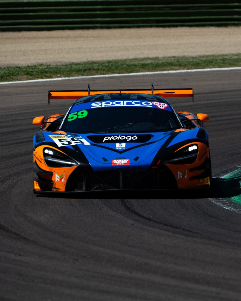 La McLaren 720S GT3 Evo #59 di Riccardo Cazzaniga in curva all'Autodromo di Imola