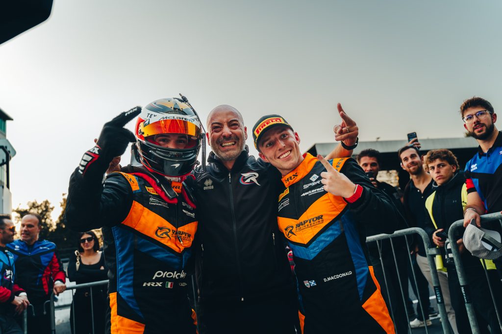 Riccardo Cazzaniga e Dean MacDonald festeggiano con il team Raptor Engineering a Monza