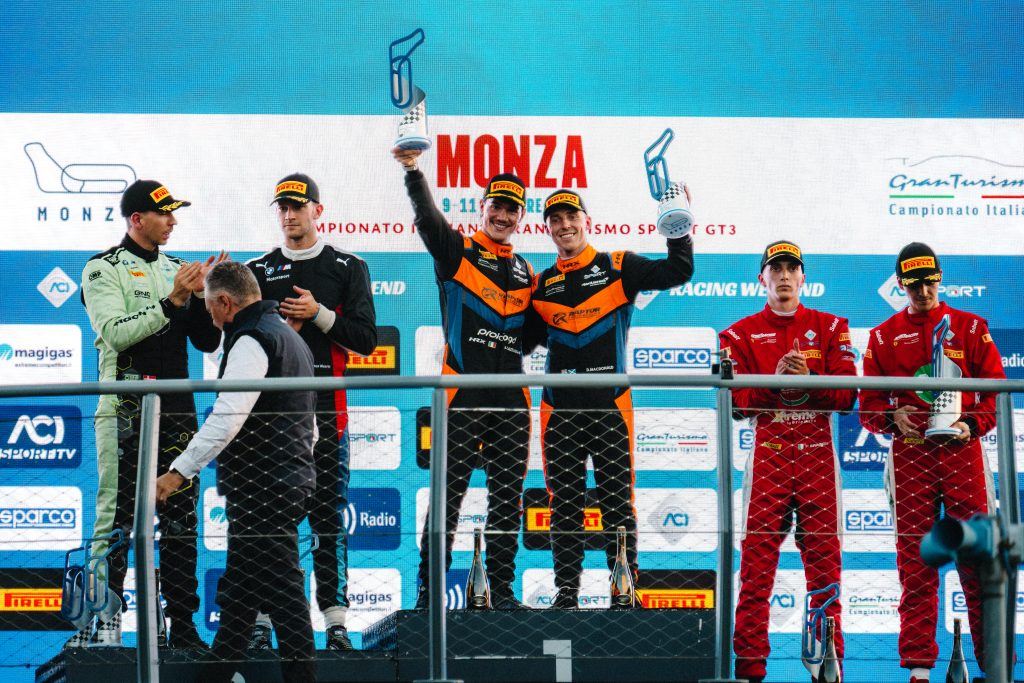 Riccardo Cazzaniga e Dean MacDonald sul gradino più alto del podio di Gara 1 a Monza, GT Italiano Sprint 2026