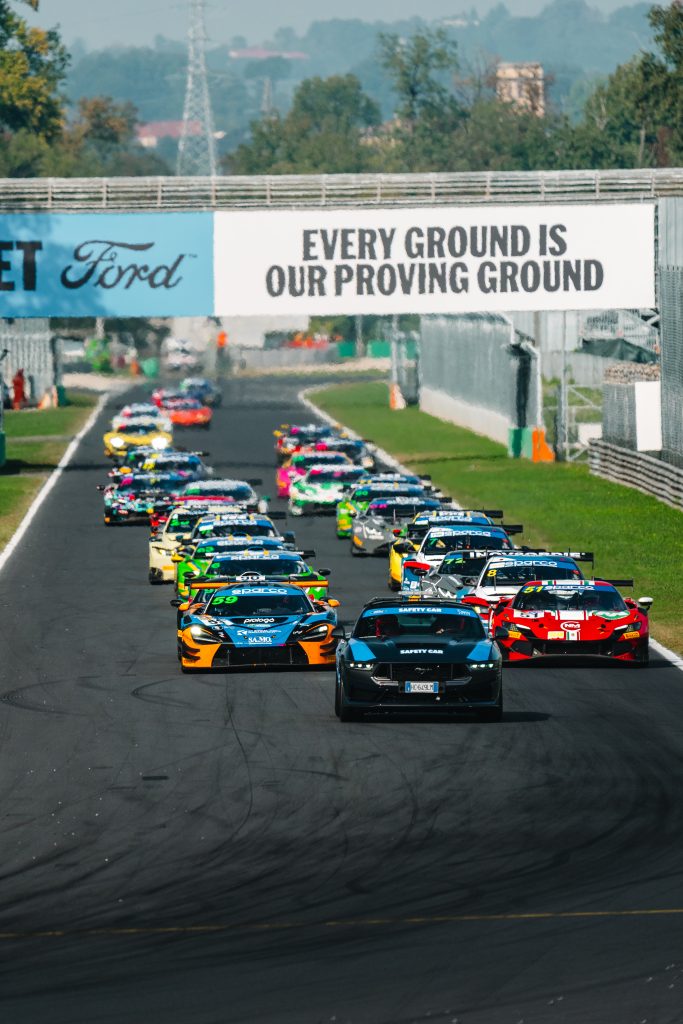 La partenza di Gara 2 del GT Italiano Sprint a Monza con la McLaren #59 di Riccardo Cazzaniga in pole position