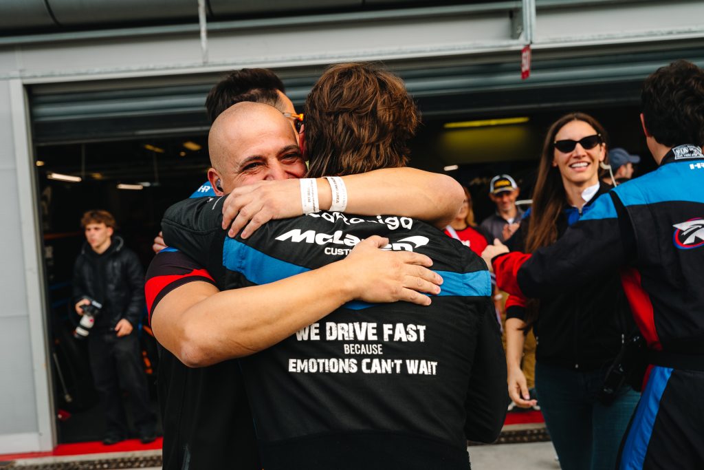 Riccardo Cazzaniga abbraccia un membro del team Raptor Engineering nel box di Monza dopo Gara 2