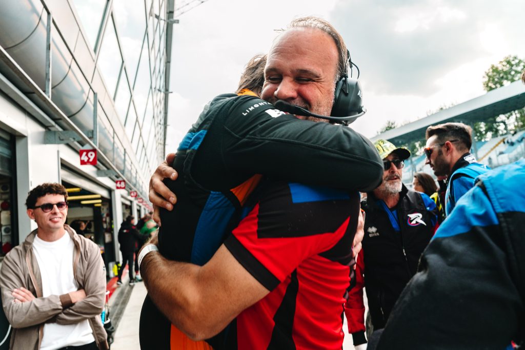 Abbraccio nel box Raptor Engineering dopo il secondo posto in Gara 2 a Monza