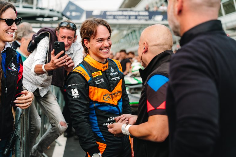 Riccardo Cazzaniga sorridente in pit lane a Monza dopo il secondo posto in Gara 2, GT Italiano Sprint 2026