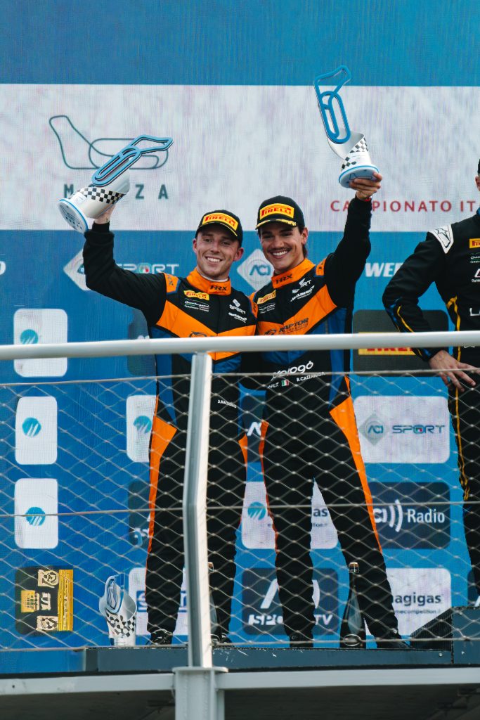 Riccardo Cazzaniga e Dean MacDonald con i trofei del secondo posto sul podio di Gara 2 a Monza