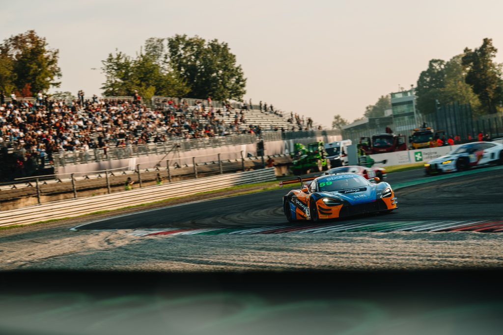 La McLaren 720S GT3 Evo #59 di Raptor Engineering in pista a Monza davanti alle tribune piene
