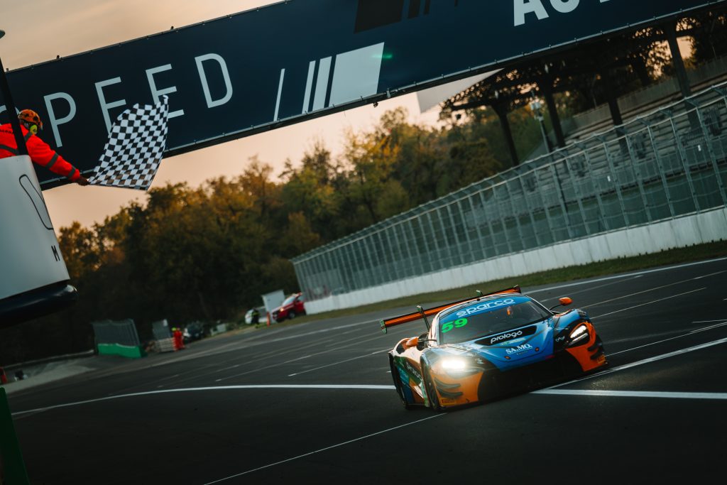 La McLaren 720S GT3 Evo #59 di Riccardo Cazzaniga taglia il traguardo sotto la bandiera a scacchi e vince Gara 1 a Monza, GT Italiano Sprint 2026