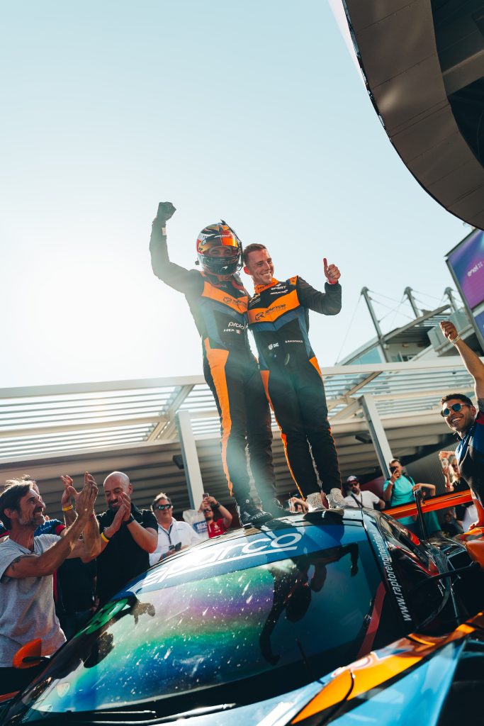 Festa in piedi sulla McLaren 720S GT3 Evo #59 dopo la vittoria di Riccardo Cazzaniga in Gara 1 a Vallelunga