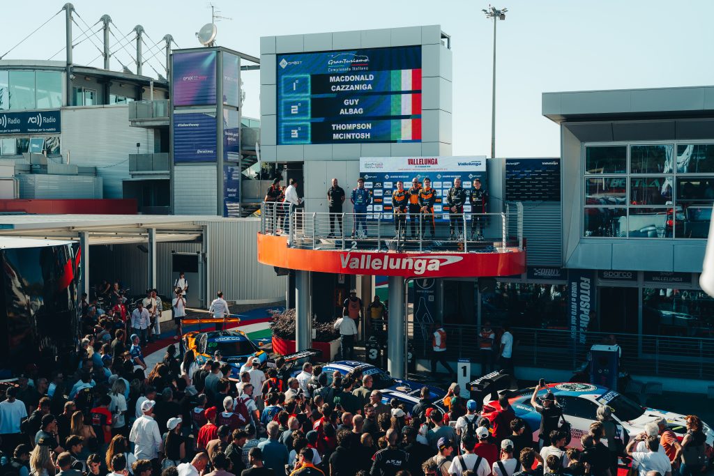 Il podio di Gara 1 del Campionato Italiano GT Sprint 2026 a Vallelunga, vinta da Riccardo Cazzaniga con la McLaren #59