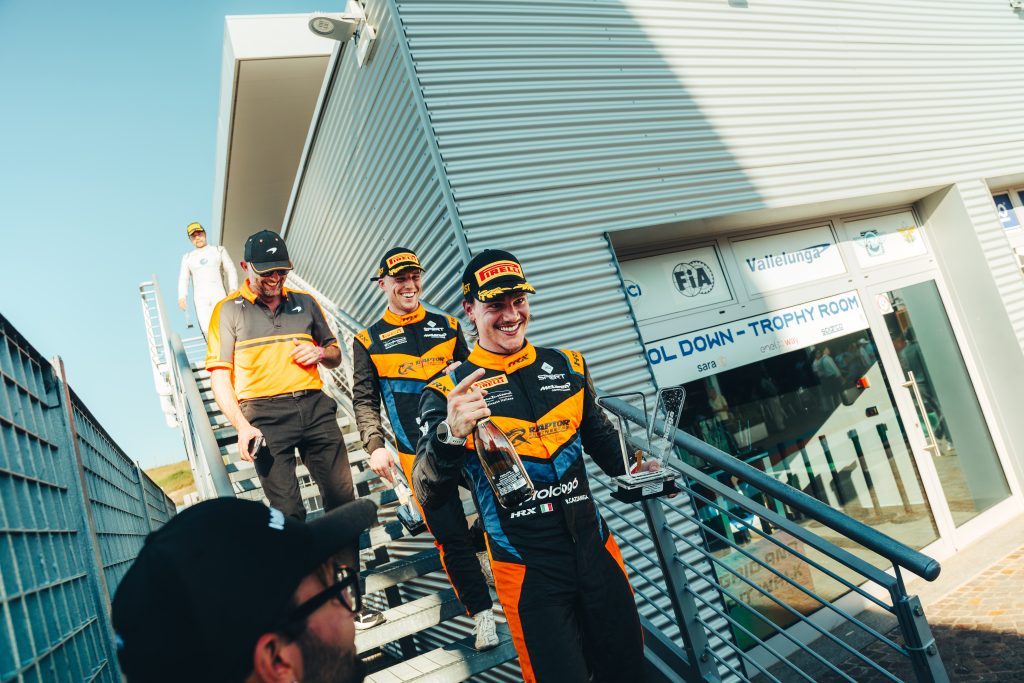 I piloti Raptor Engineering scendono dal podio dopo la premiazione di Gara 1 a Vallelunga