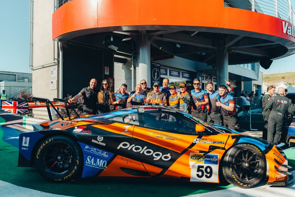 Il team Raptor Engineering al completo con la McLaren 720S GT3 Evo #59 di Riccardo Cazzaniga a Vallelunga