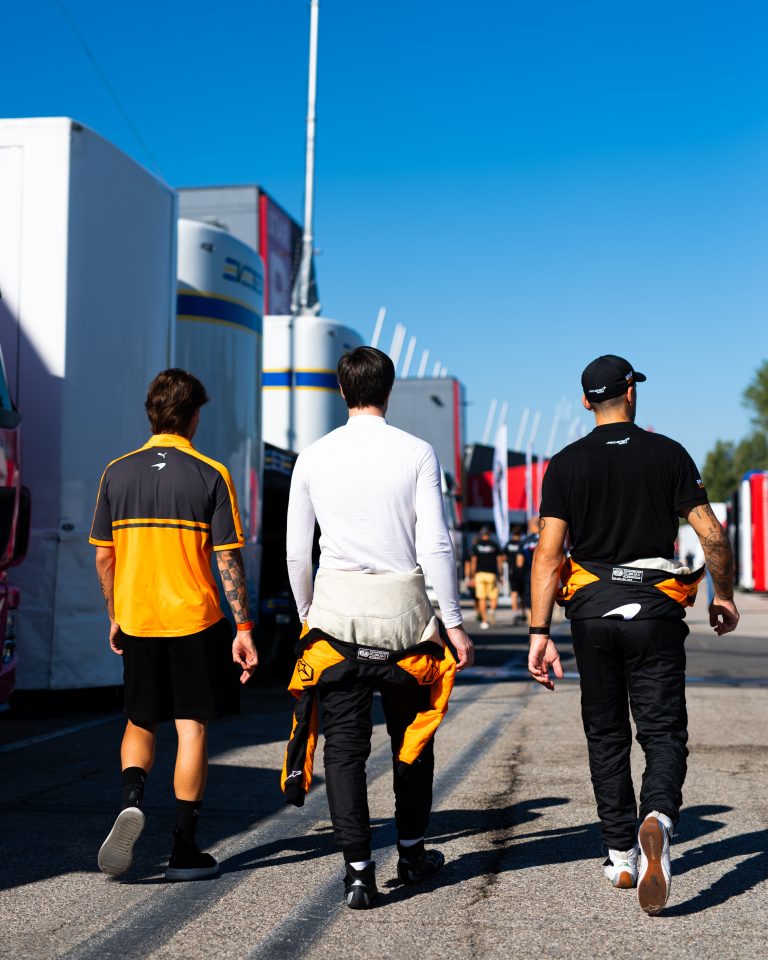 L'equipaggio della McLaren #59 – Riccardo Cazzaniga, Alessio Deledda e Artem Petrov – in pit lane a Imola, GT Italiano Endurance 2026