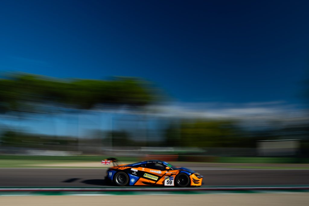 La McLaren 720S GT3 Evo #59 di Raptor Engineering in pista a Imola, GT Italiano Endurance 2026
