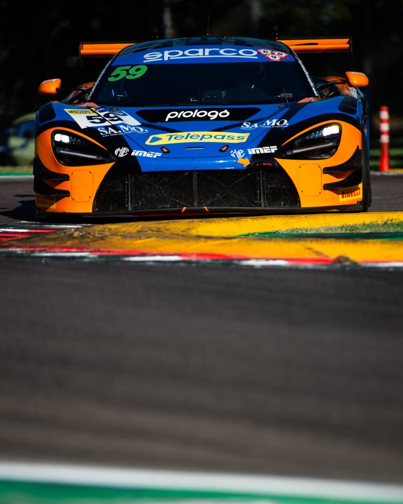 La McLaren 720S GT3 Evo #59 di Riccardo Cazzaniga durante la gara del GT Italiano Endurance a Imola