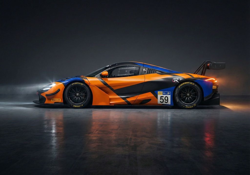 McLaren 720S GT3 Evo #59 di Raptor Engineering di profilo, livrea arancio nero blu – Riccardo Cazzaniga