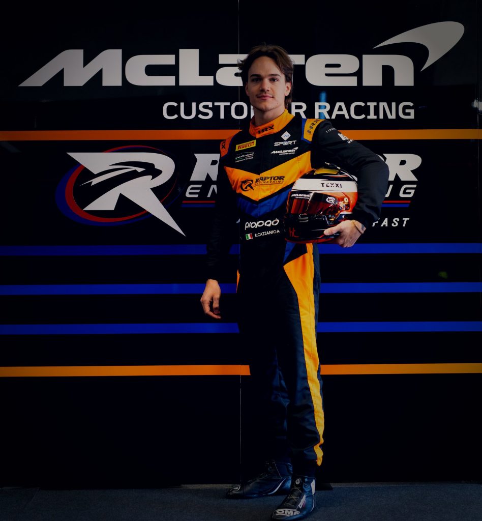 Riccardo Cazzaniga con la tuta Raptor Engineering e il casco davanti al box McLaren Customer Racing – McLaren Junior GT3 2026